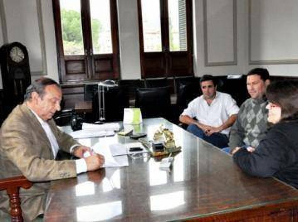 Firma de convenio para la reutilizaci�n de residuos inform�ticos