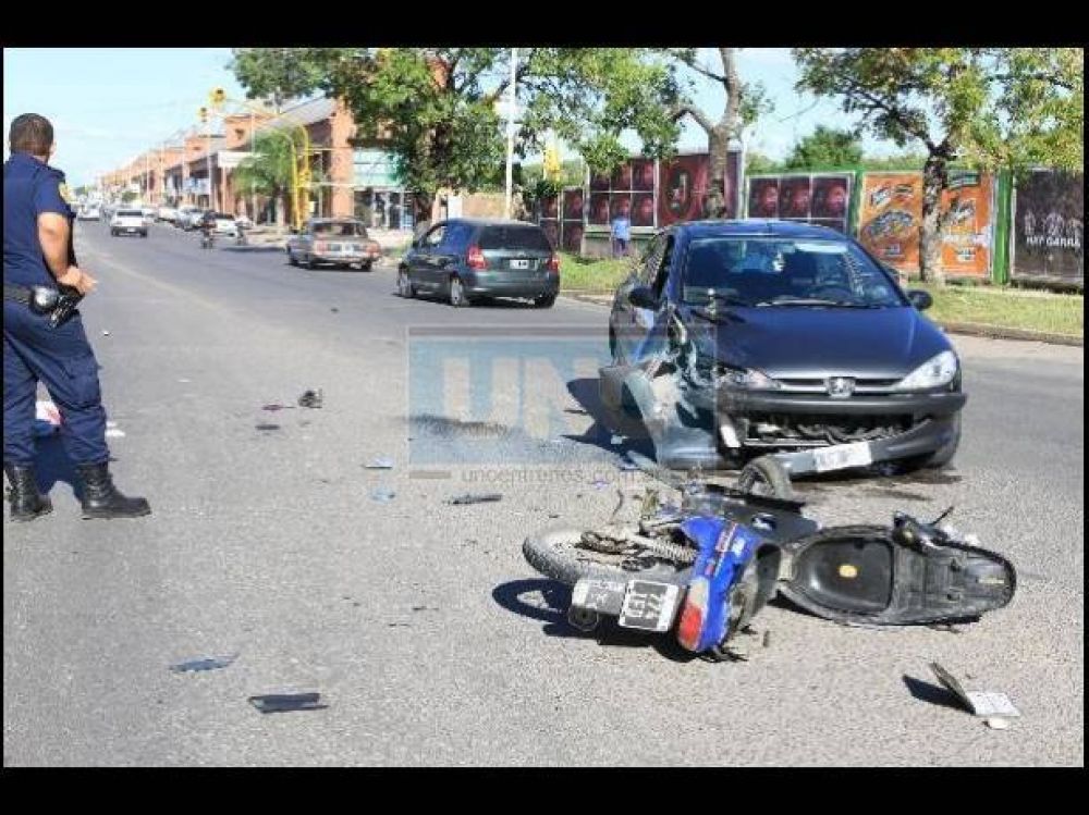 Una mujer est� grave por no llevar casco tras chocar con un auto