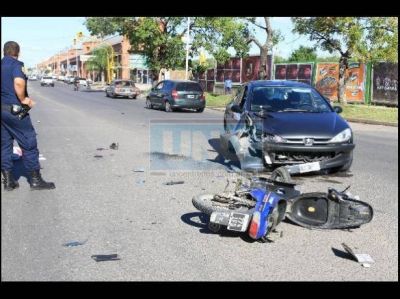 Una mujer est� grave por no llevar casco tras chocar con un auto