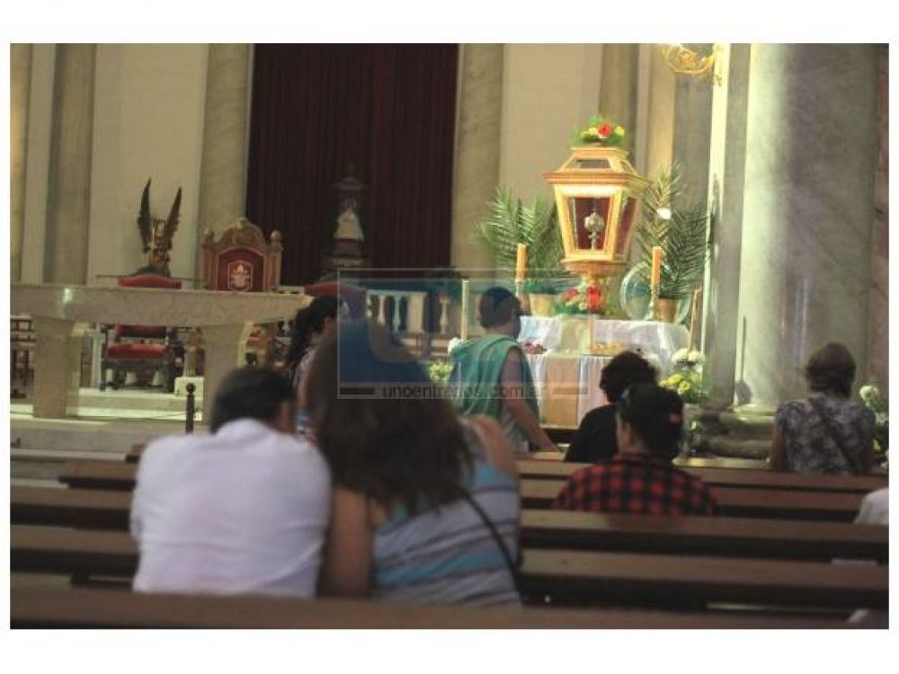 Le arrebataron la cartera mientras estaba rezando en la Catedral de Paran�