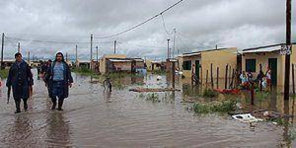 Gobierno y municipio asistieron a los capitalinos afectados por el diluvio
