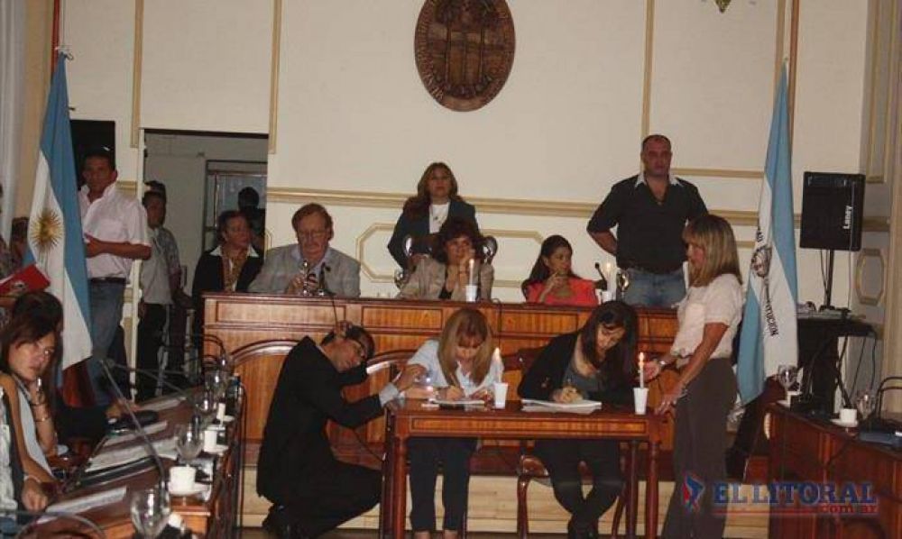 A la luz de las velas, el Concejo protagoniz� un caliente debate por el conflicto con Dpec