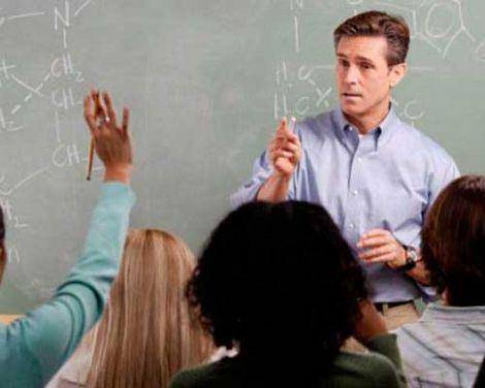 Docentes universitarios acuerdan salarios a 16 meses