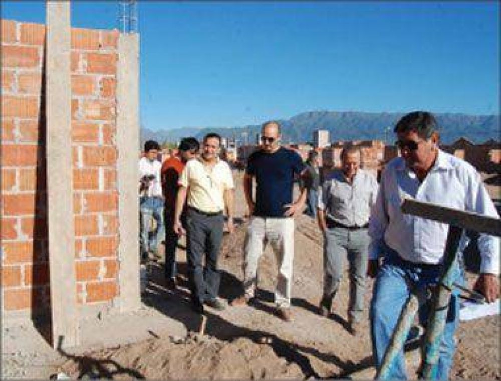 Funcionarios de Naci�n constatan avance de obras en viviendas