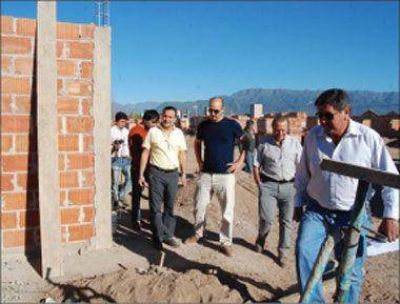 Funcionarios de Naci�n constatan avance de obras en viviendas