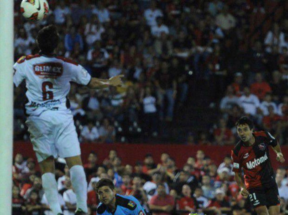 Newell's: Scocco fue decisivo para el triunfo sobre Lara, que lo dej� casi en octavos