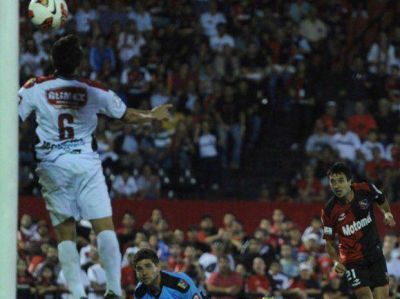 Newell's: Scocco fue decisivo para el triunfo sobre Lara, que lo dej� casi en octavos