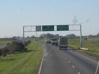 Un hombre muri� arrollado por un cami�n en la autopista a Santa Fe, cerca de Granadero Baigorria