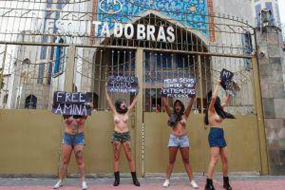 En "topless", feministas protestaron contra islamismo