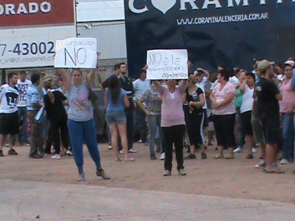 Interviene fiscal�a en la toma del predio en el Barrio Los Ceibos
