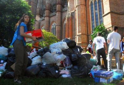 Avanzan las ayudas en La Plata, pero denuncian donaciones en mal estado