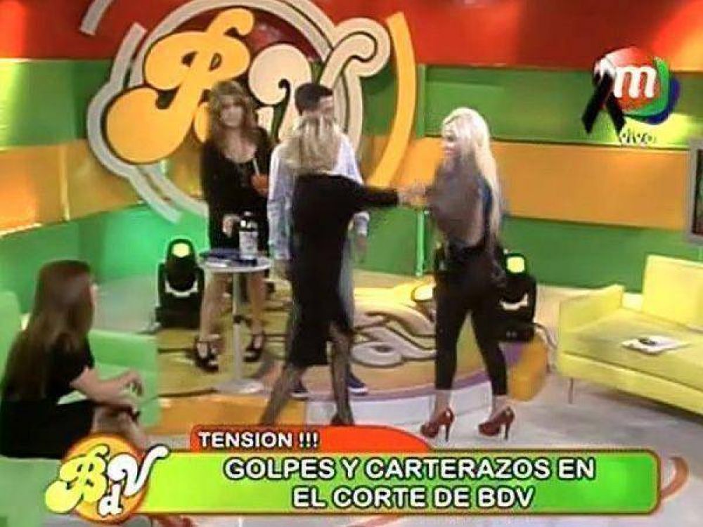 Alejandra Prad�n y Claudia Segura: esc�ndalo y carterazo en vivo