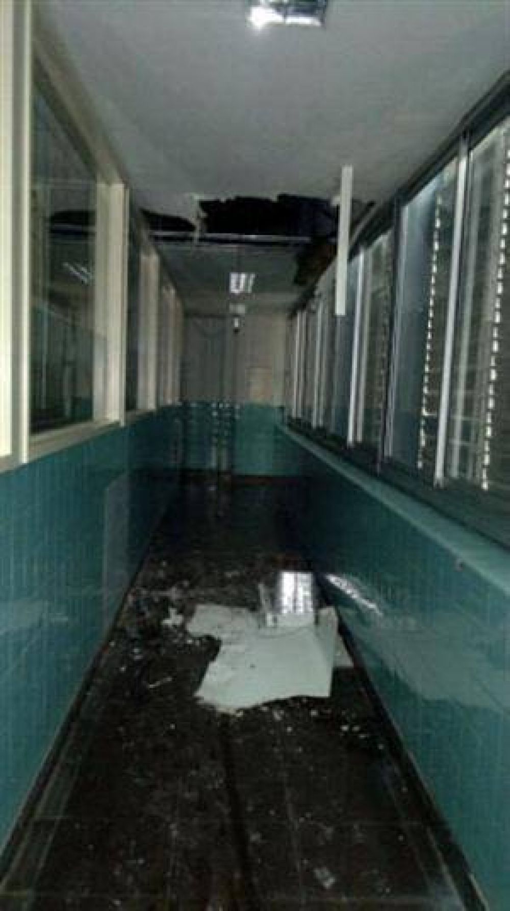 Evacuaciones internas y cielorrasos ca�dos en el Hospital de Ni�os
