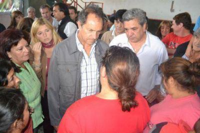 Scioli estuvo en Berisso y recorri� el centro de evacuaci�n