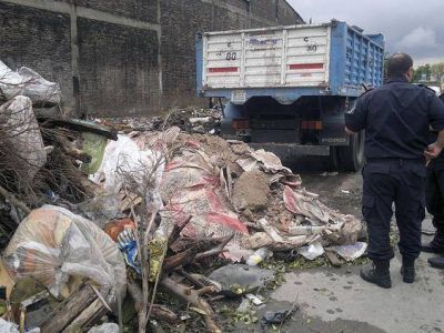 EL MUNICIPIO DE LAN�S SANCION� A PERSONAS QUE ARROJABAN BASURA Y ESCOMBROS EN CALLES DE LA CIUDAD