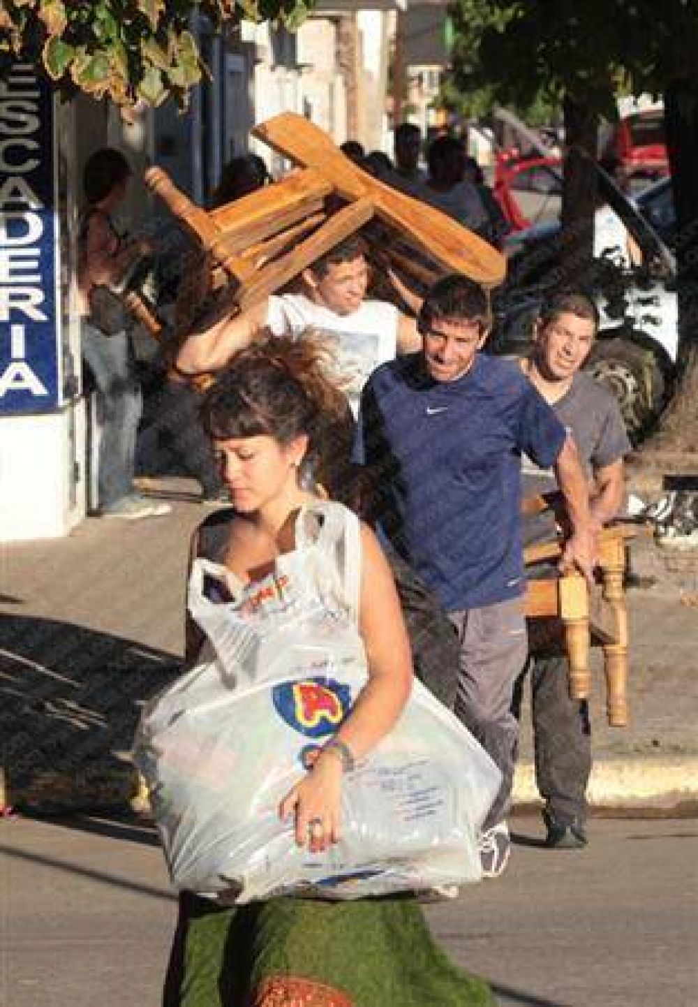 Tolosa: 4 horas de espera para conseguir elementos de limpieza