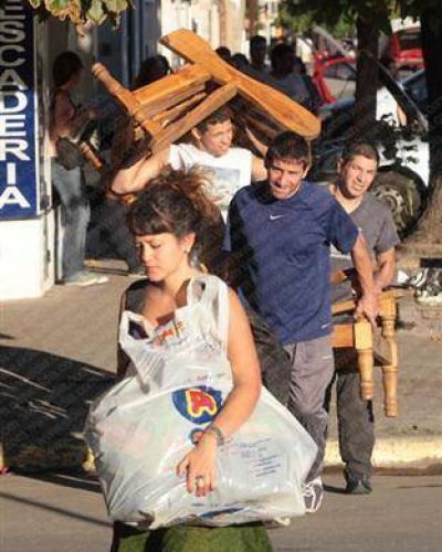 Tolosa: 4 horas de espera para conseguir elementos de limpieza