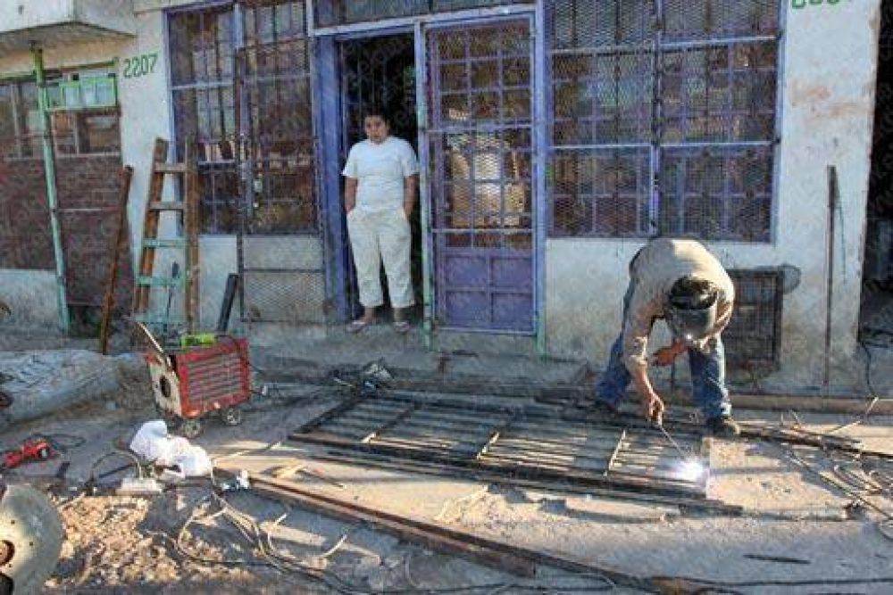 En pocos minutos saquearon un supermercado de Villa Progreso