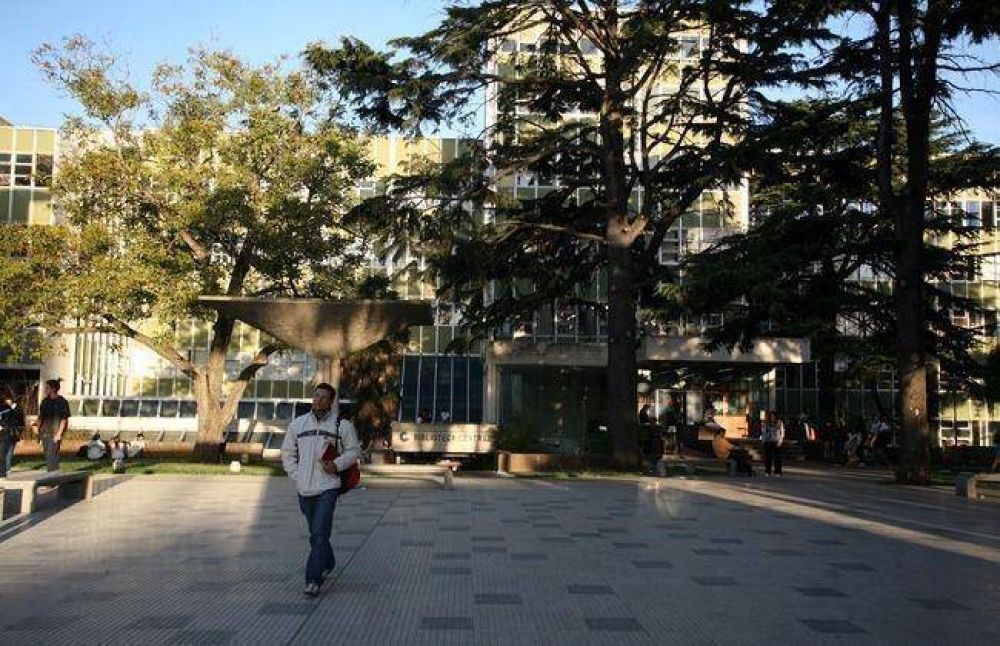 Universitarios acuerdan un aumento del 29 %