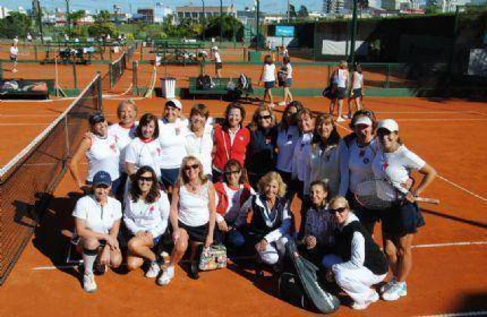 Marplatenses y rosarinas compiten en el torneo de tenis para veteranas del N�utico