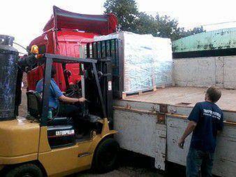 Partieron dos camiones con 25 mil botellas de agua para los inundados en Buenos Aires