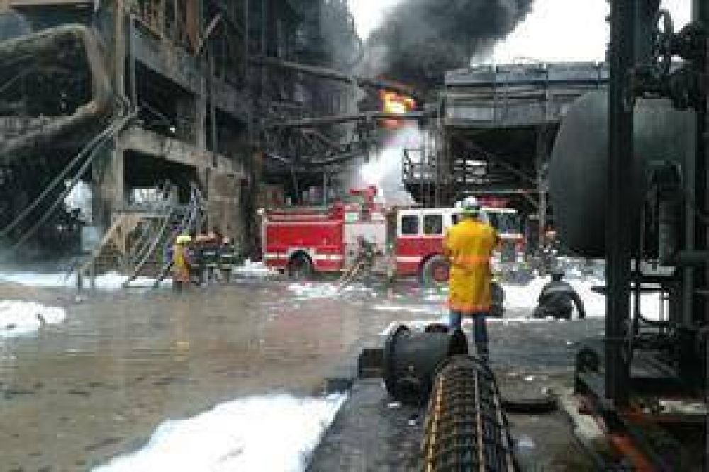 El Gobierno intenta asegurar la oferta de naftas luego del incendio de la refiner�a de YPF