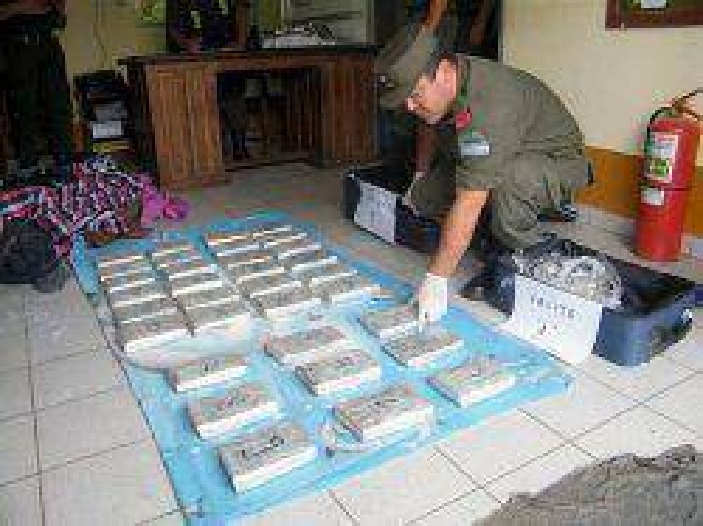 Pasajero de un micro que sali� de Corrientes llevaba 25 kilos de marihuana