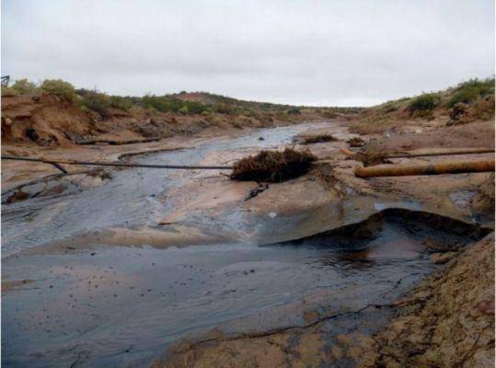 Derrames en el Colorado: cierran tomas de agua