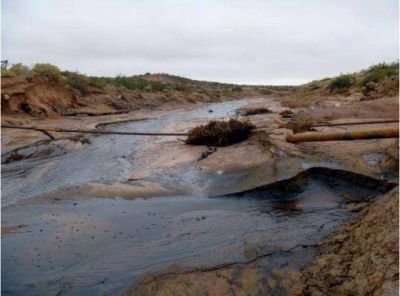 Derrames en el Colorado: cierran tomas de agua
