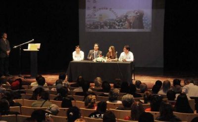 Capitanich present� el libro "Los Buitres de la Deuda" de Mara Laudonia