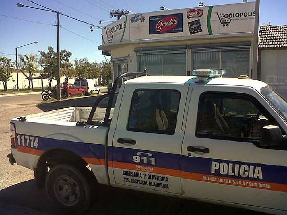 Asalto y miedo en un comercio: gatill� varias veces y un disparo dio en el techo