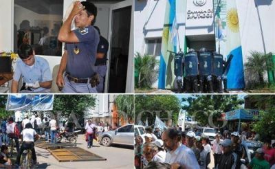 Incidentes frente a la Legislatura: docentes tiraron las vallas, hubo gas pimienta y polic�as fueron heridos por piedras