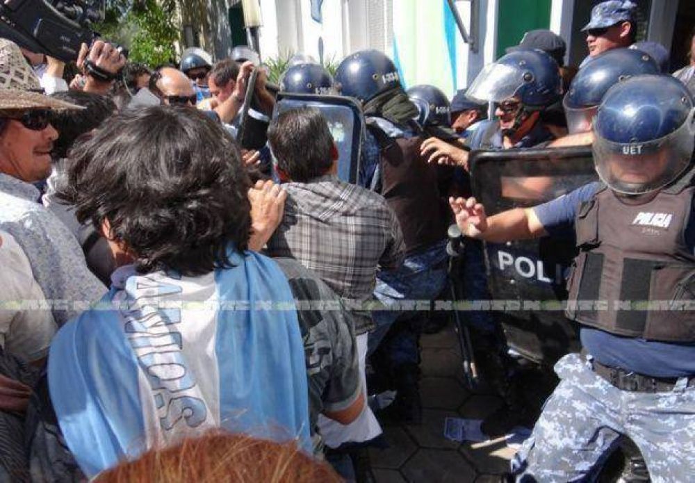 Seis polic�as heridos en los disturbios afuera de la C�mara de Diputados