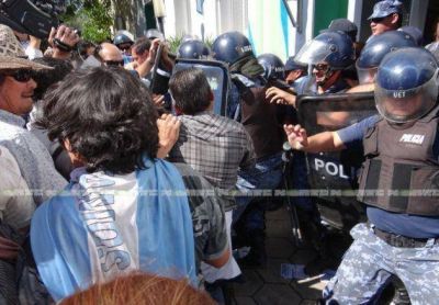 Seis polic�as heridos en los disturbios afuera de la C�mara de Diputados