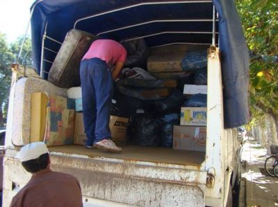 Cargan un segundo cami�n con donaciones hacia La Plata