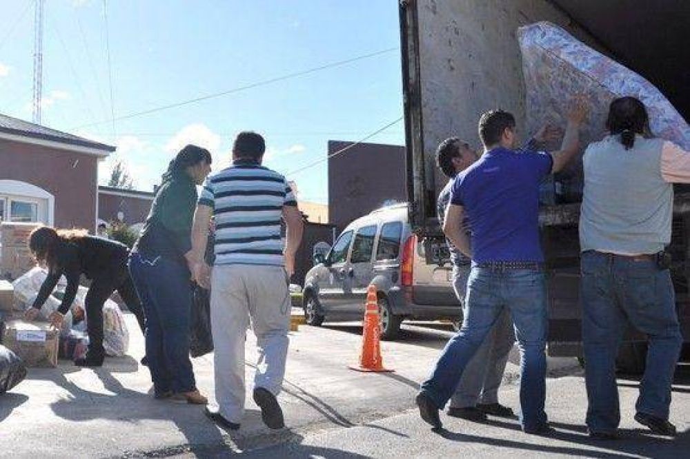 Parti� el primer cami�n con materiales para damnificados