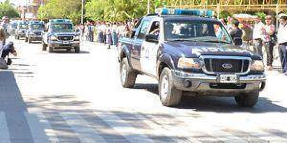 Polic�a: Entregan cien camionetas
