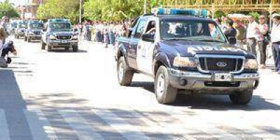 Polic�a: Entregan cien camionetas
