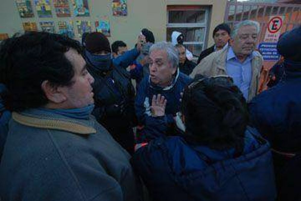 Trabajadores bloquearon acceso al Municipio con quema de cubiertas