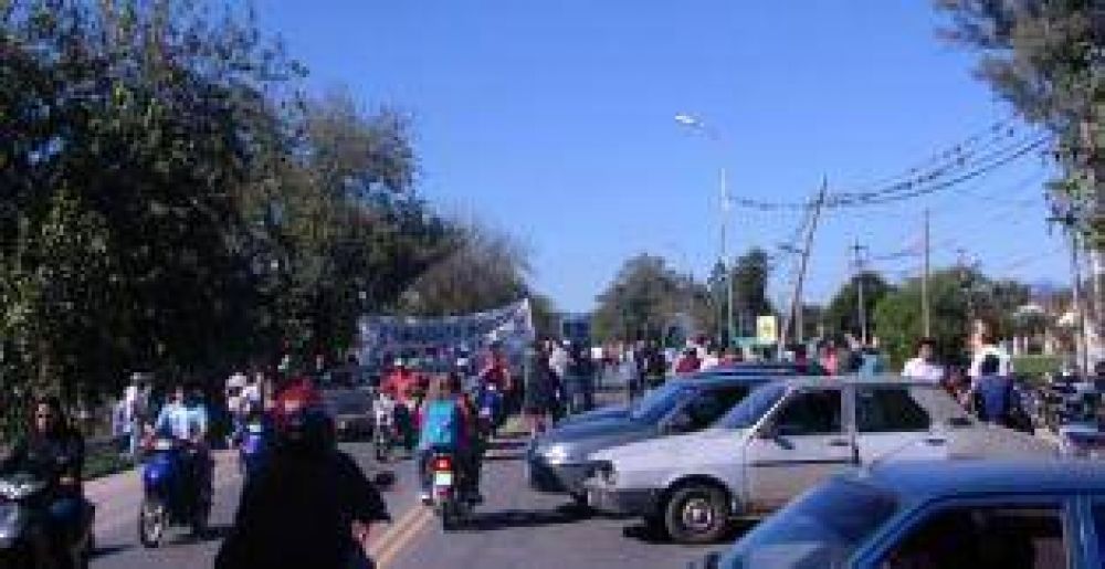 Veinte cortes aislaron por tres horas a Tucum�n