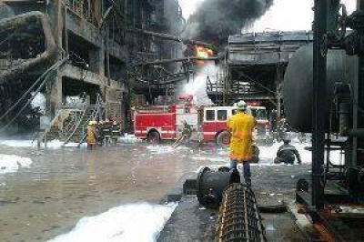 Intentan asegurar la oferta de naftas luego del incendio de la refiner�a de YPF