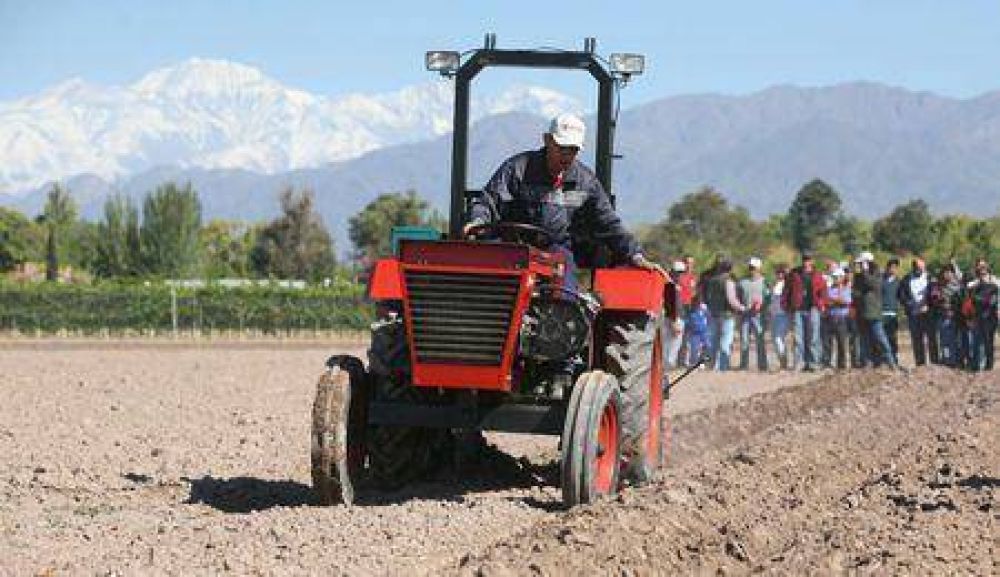 Agroindustria present� un tractor argentino dise�ado para la agricultura familiar