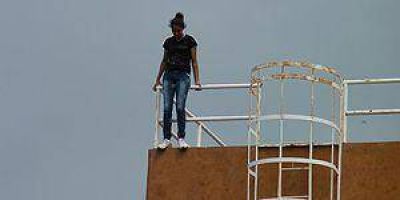 Espectacular rescate de joven que intent� suicidarse en una escuela