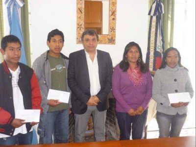 Becas para j�venes originarios