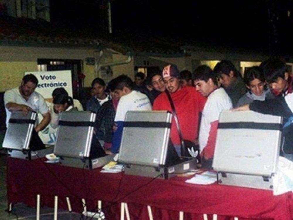 El Gobierno capta en colegios el voto joven