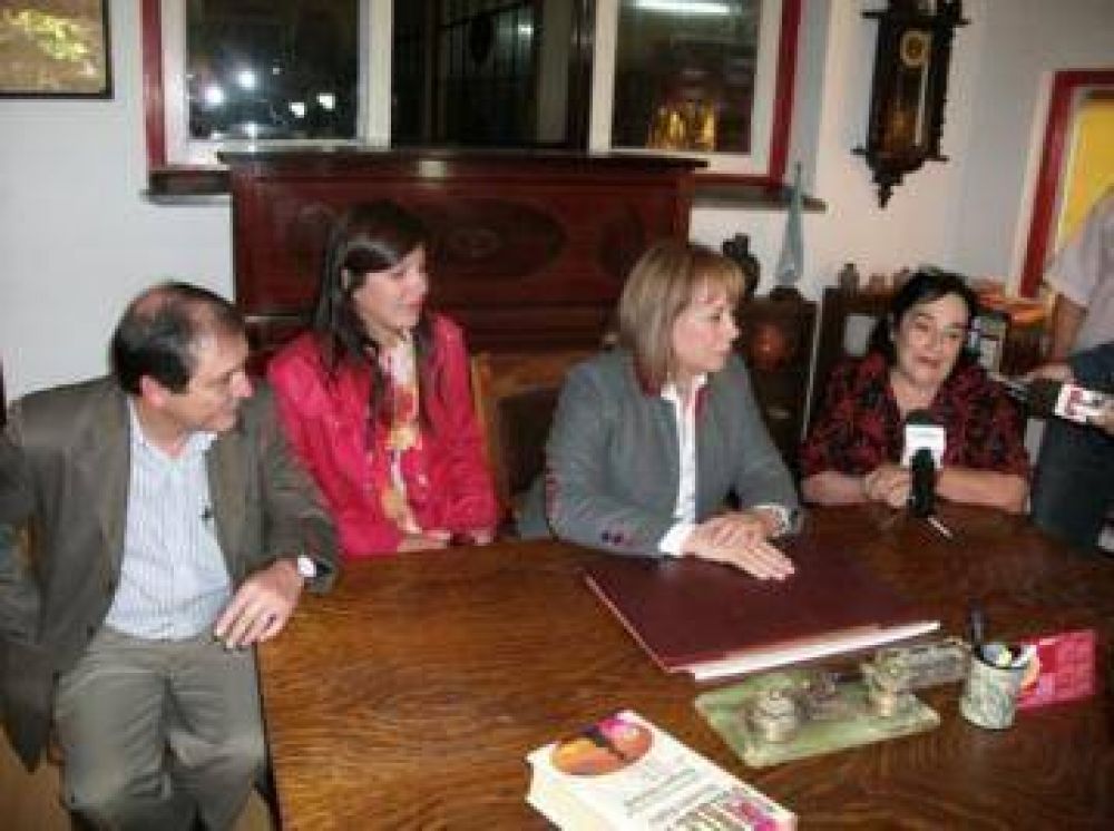 La senadora Moirano entreg� subsidios en Tres Arroyos