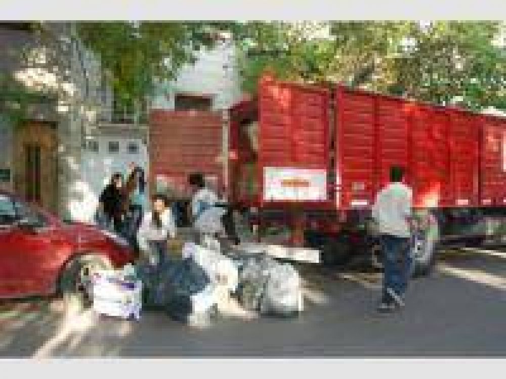 Primer cami�n de donaciones entregado a estudiantes de la Casa Chaves