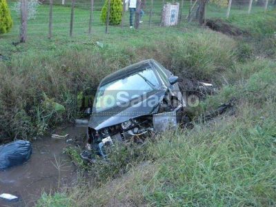 Un auto se despista y queda en el canal del acceso de Av Moreno