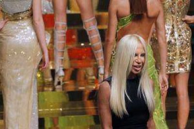 Versace analiza buscar inversores y dejar de ser una firma familiar