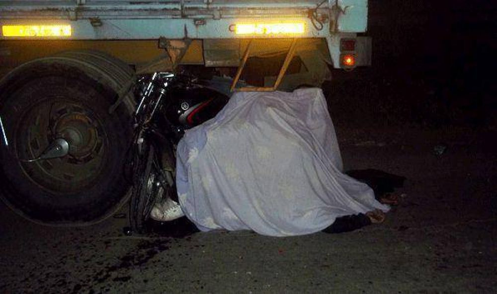 Muri� joven que choc� cami�n estacionado